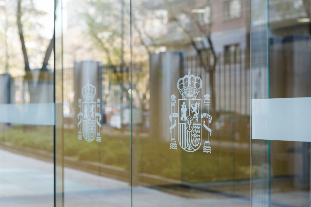 Puertas de acceso al MITECO con el Logotipo de Gobierno de España