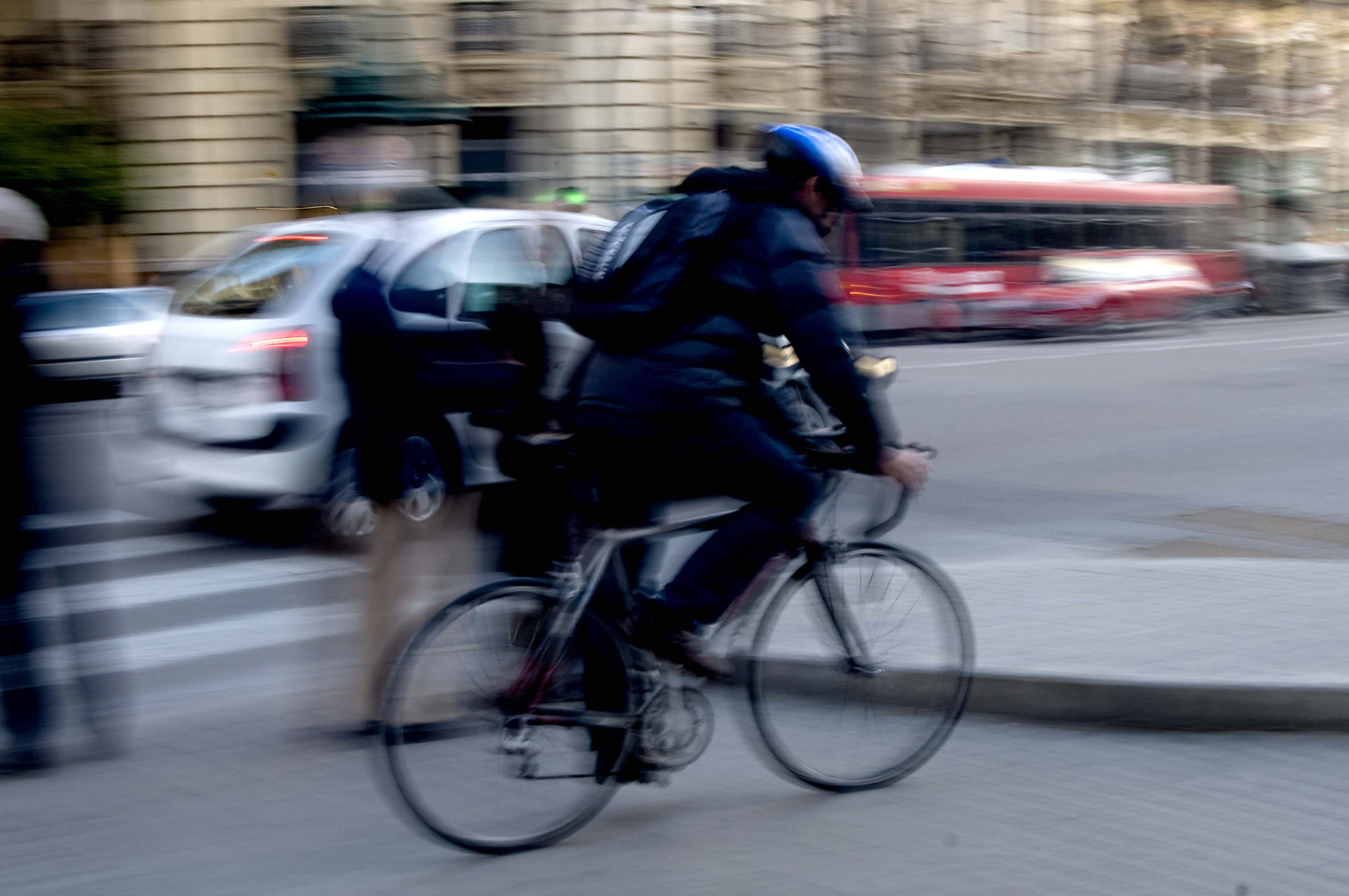 Movilidad urbana sostenible. Vista de un ciclista circulando por la ciudad 