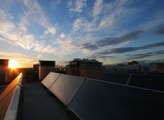 Instalación solar térmica en cubierta edificio de viviendas EMV San Fermín, Madrid