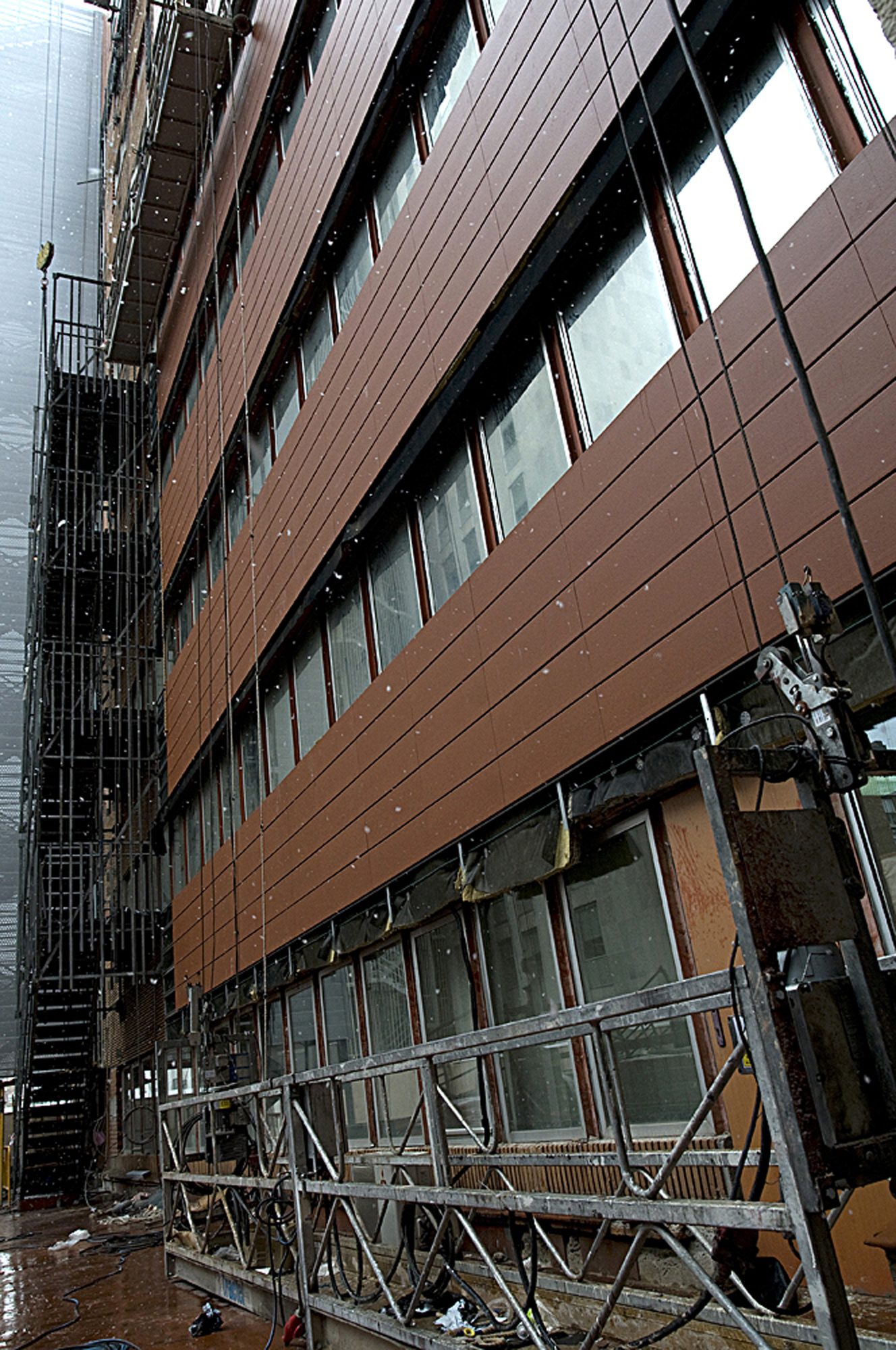 Foto de la fachada de un edificio con obras de mejora del aislamiento