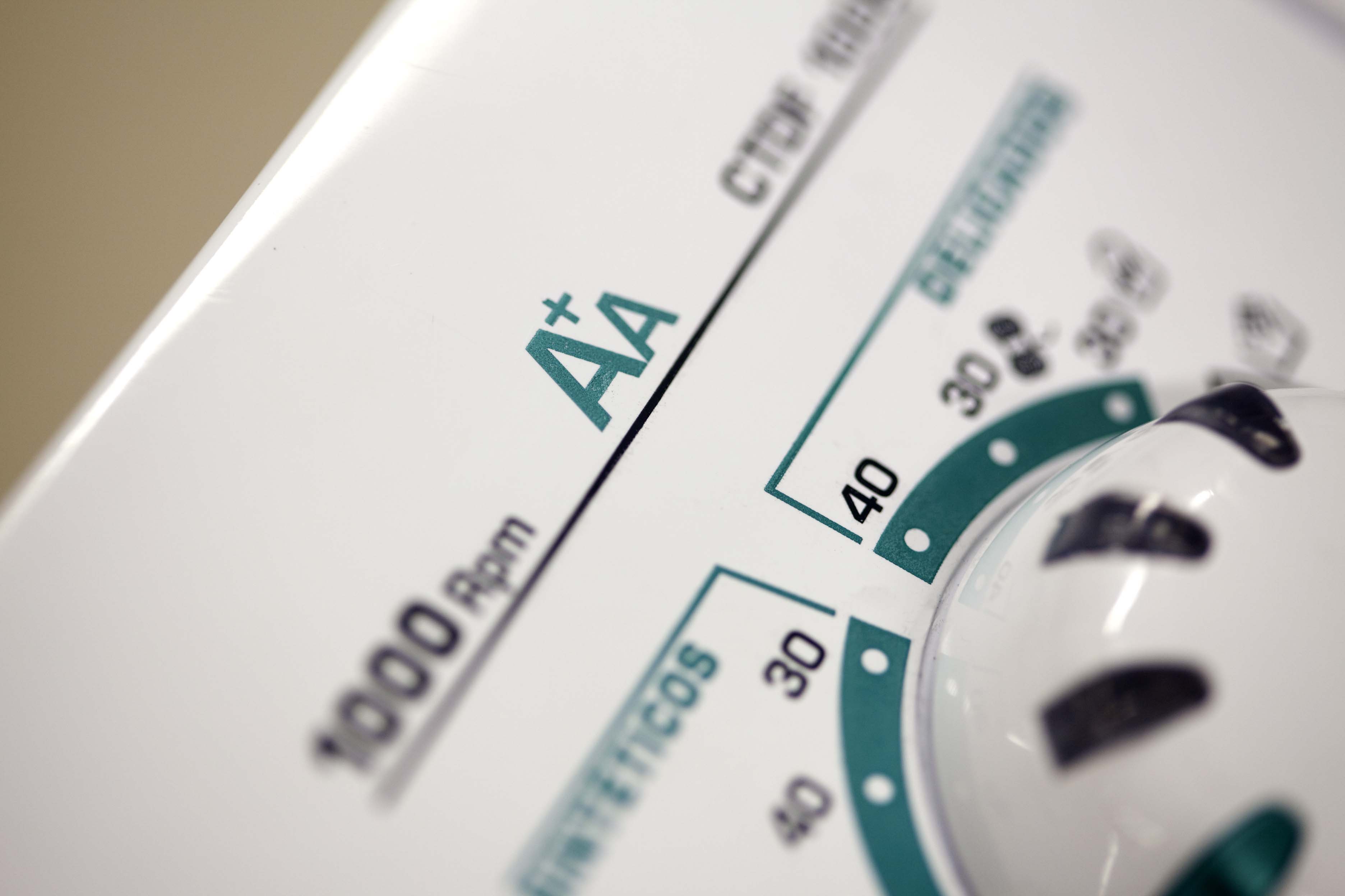 Etiquetado energético de electrodomésticos. Detalle del frontal de una lavadora AA+