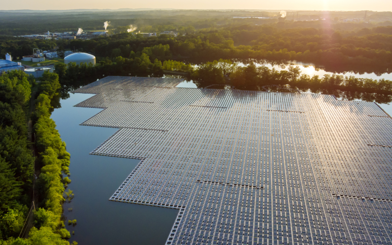 Instalación fotovoltaica flotante. Imagen de MITECO