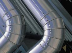vista en primer plano de unas tuberías metálicas colocadas de forma vertical