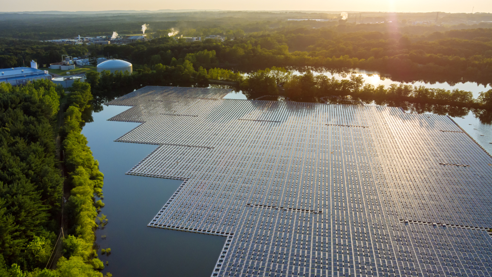 Instalación fotovoltaica flotante. Imagen de MITECO